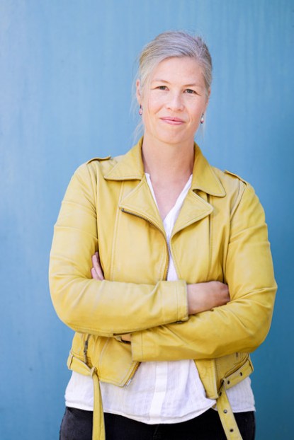 Portrait_Anja_blaue Wand_cKaan_Emre